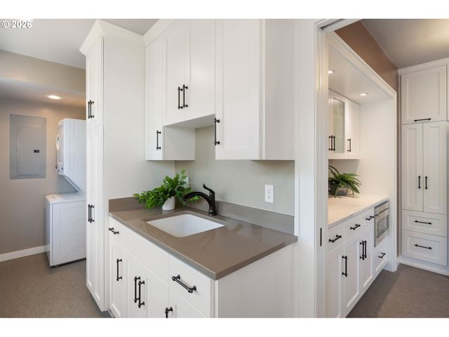 199 SANTA CLARA Ave, Eugene, OR 97404