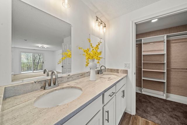 10 Ledgewood Way 26, Peabody, MA 01960