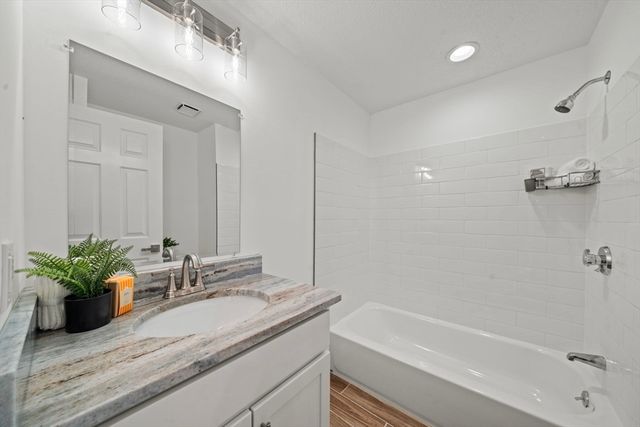 10 Ledgewood Way 26, Peabody, MA 01960