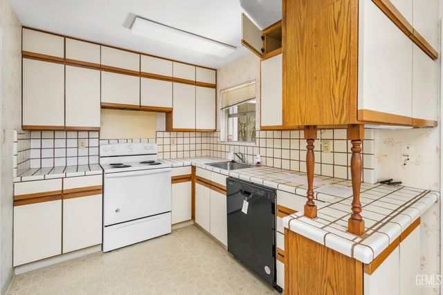 3008 Pomona Street, Bakersfield, CA 93305
