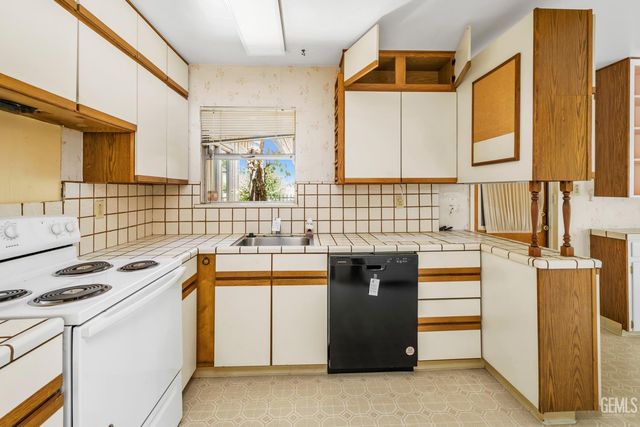 3008 Pomona Street, Bakersfield, CA 93305