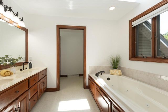 59 BRENTWOOD LANE, Appleton, WI 54915