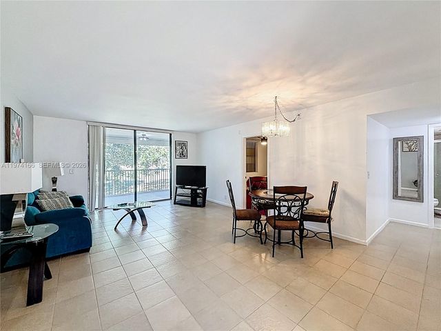 7331 NW 18th St 202, Margate, FL 33063