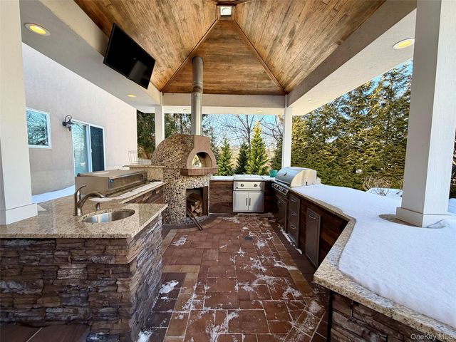 5 Glen Hill Court, Dix Hills, NY 11746