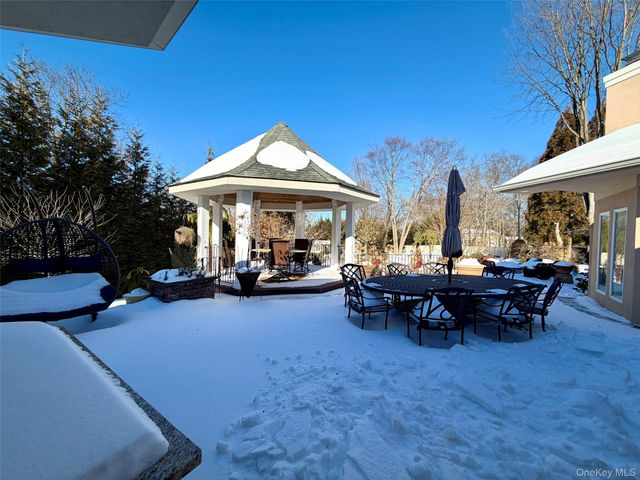 5 Glen Hill Court, Dix Hills, NY 11746