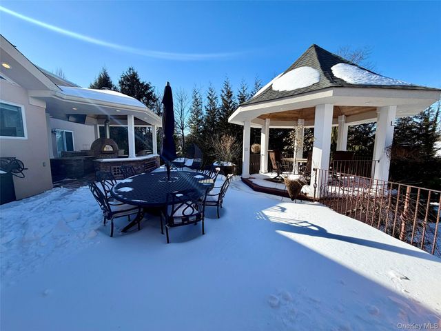 5 Glen Hill Court, Dix Hills, NY 11746