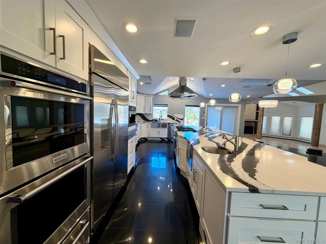 5 Glen Hill Court, Dix Hills, NY 11746