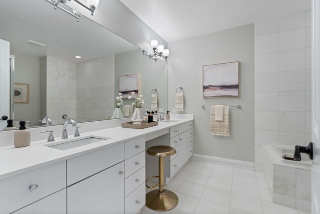 2843 N Lincoln Avenue 103, Chicago, IL 60657