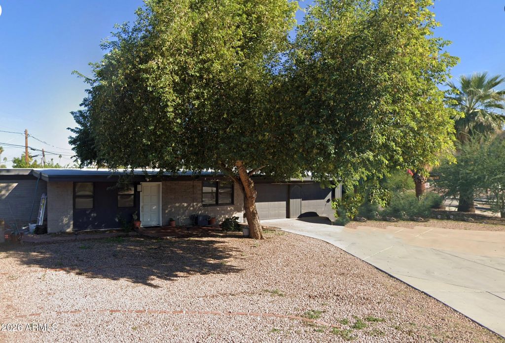 Image 1 of property listing at 7036 E CHAPARRAL Road, Paradise Valley, AZ 85253