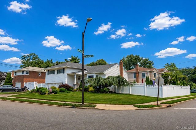 9 Florgate Road, Farmingdale, NY 11735