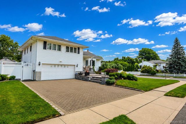 9 Florgate Road, Farmingdale, NY 11735