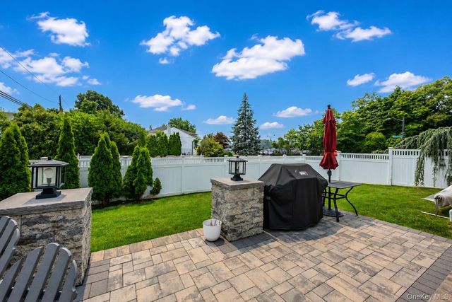 9 Florgate Road, Farmingdale, NY 11735