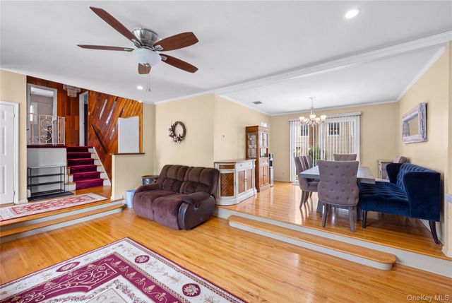 9 Florgate Road, Farmingdale, NY 11735