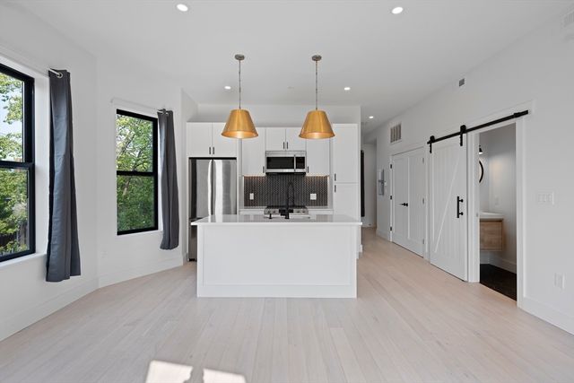 20 Whitney 2, Quincy, MA 02169