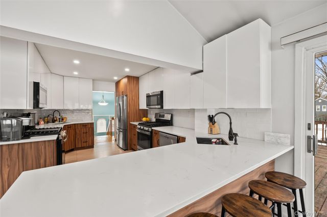 11 Castle Drive, Chestnut Ridge, NY 10977