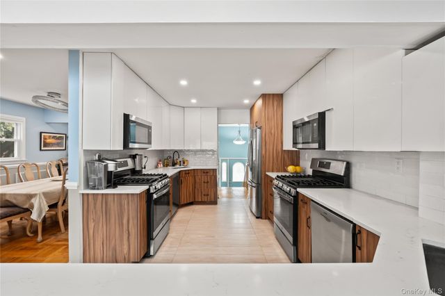 11 Castle Drive, Chestnut Ridge, NY 10977