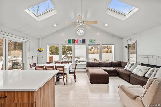 11 Castle Drive, Chestnut Ridge, NY 10977