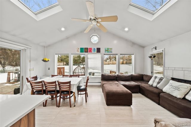 11 Castle Drive, Chestnut Ridge, NY 10977