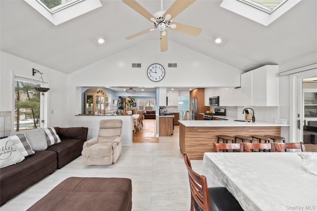 11 Castle Drive, Chestnut Ridge, NY 10977