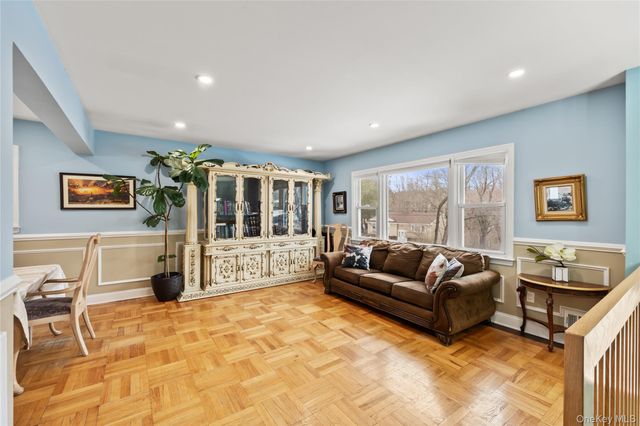 11 Castle Drive, Chestnut Ridge, NY 10977