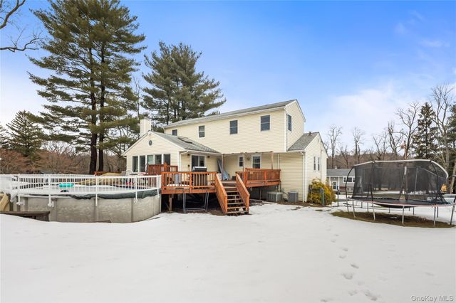 11 Castle Drive, Chestnut Ridge, NY 10977