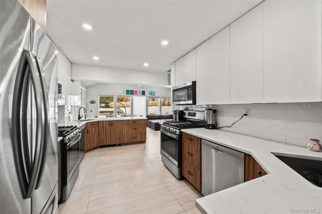 11 Castle Drive, Chestnut Ridge, NY 10977