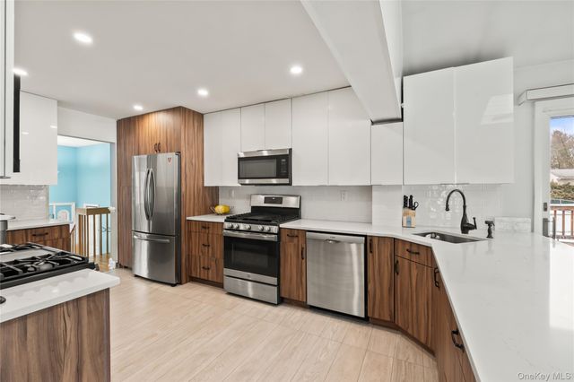 11 Castle Drive, Chestnut Ridge, NY 10977