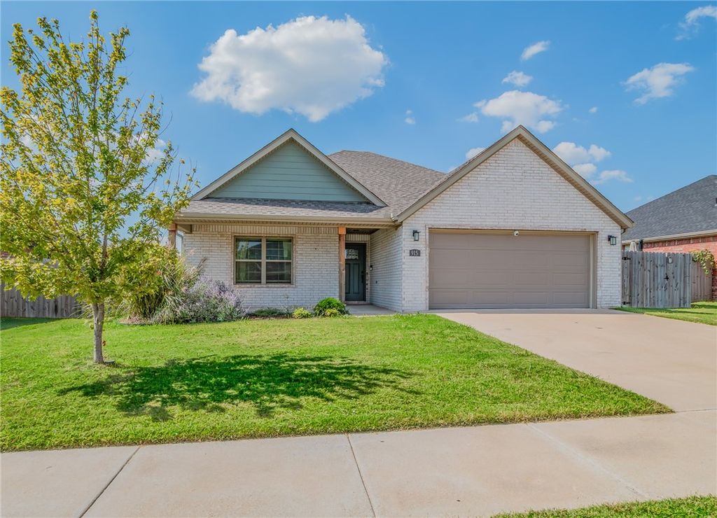 915 Trailwood Street, Tontitown, AR 72762