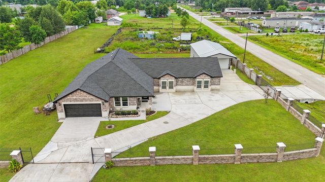 158 County Road 3550, Cleveland, TX 77327