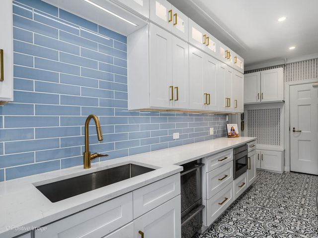 73 E Elm Street 4B, Chicago, IL 60611