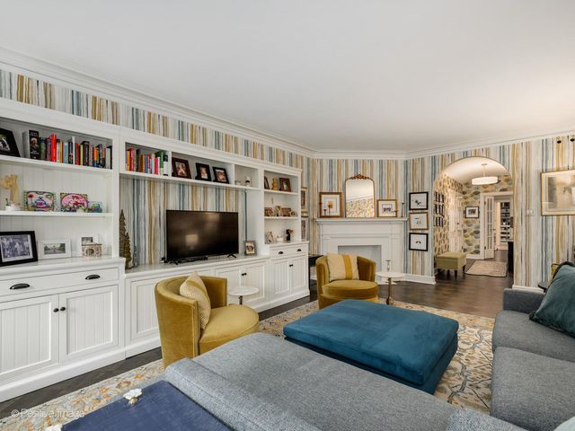 73 E Elm Street 4B, Chicago, IL 60611