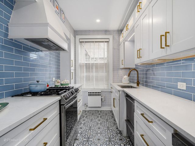 73 E Elm Street 4B, Chicago, IL 60611