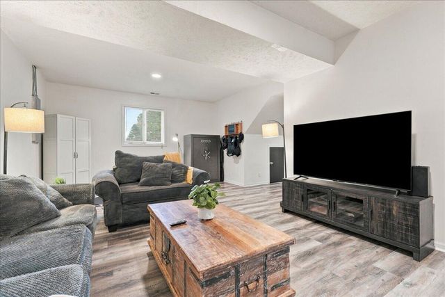 154 WOODBURY Circle, Council Bluffs, IA 51503