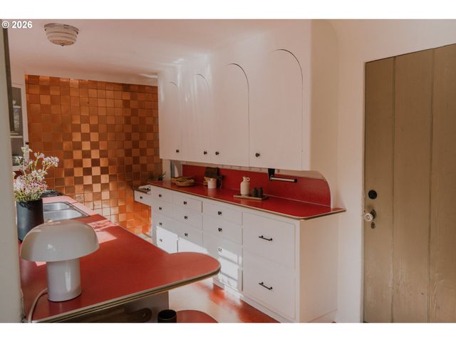 4254 Se SCHILLER St, Portland, OR 97206