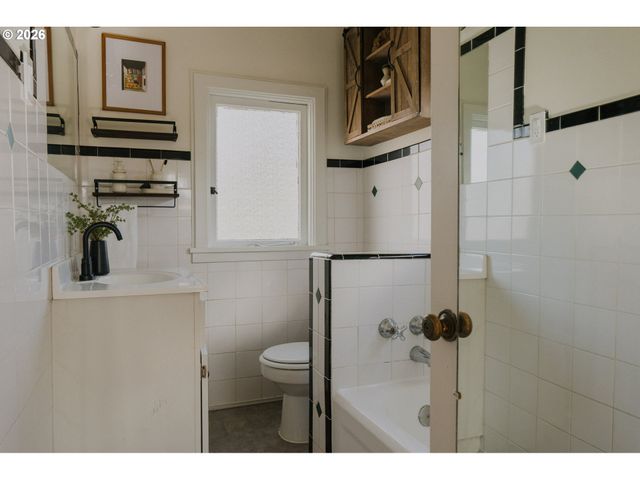 4254 Se SCHILLER St, Portland, OR 97206