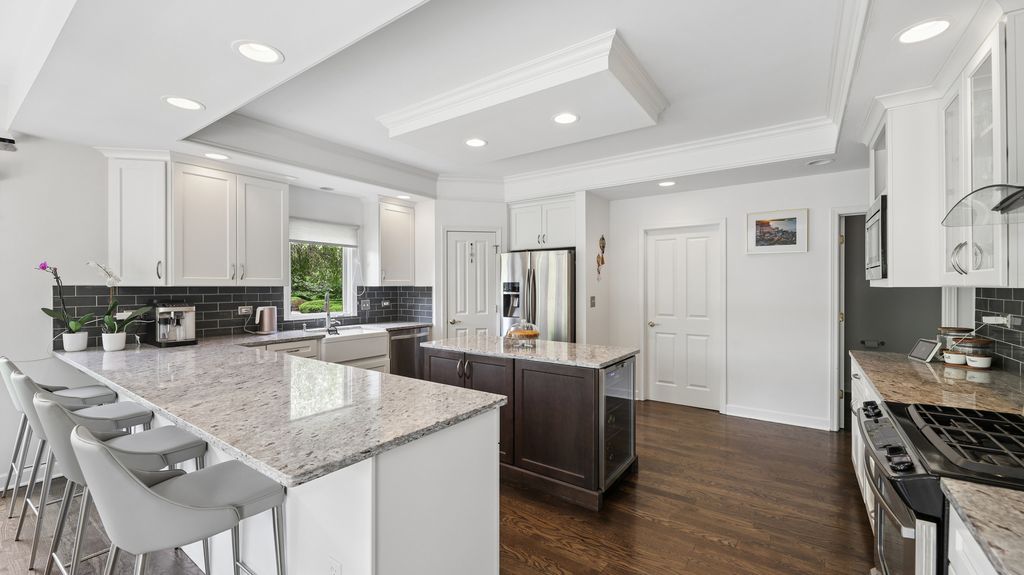 Image 11 of property listing at 2115 Stonington Court, Naperville, IL 60564
