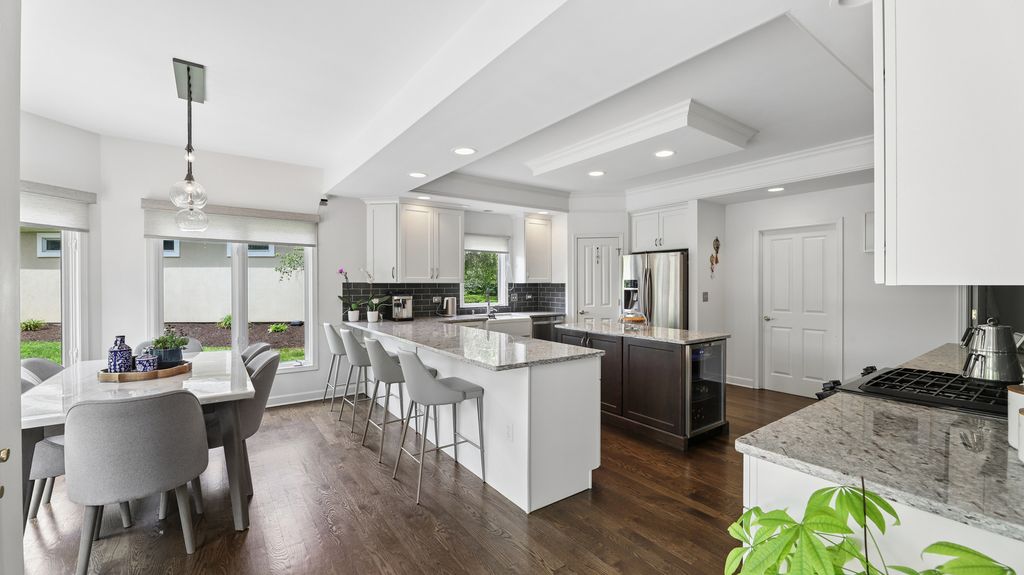 Image 15 of property listing at 2115 Stonington Court, Naperville, IL 60564