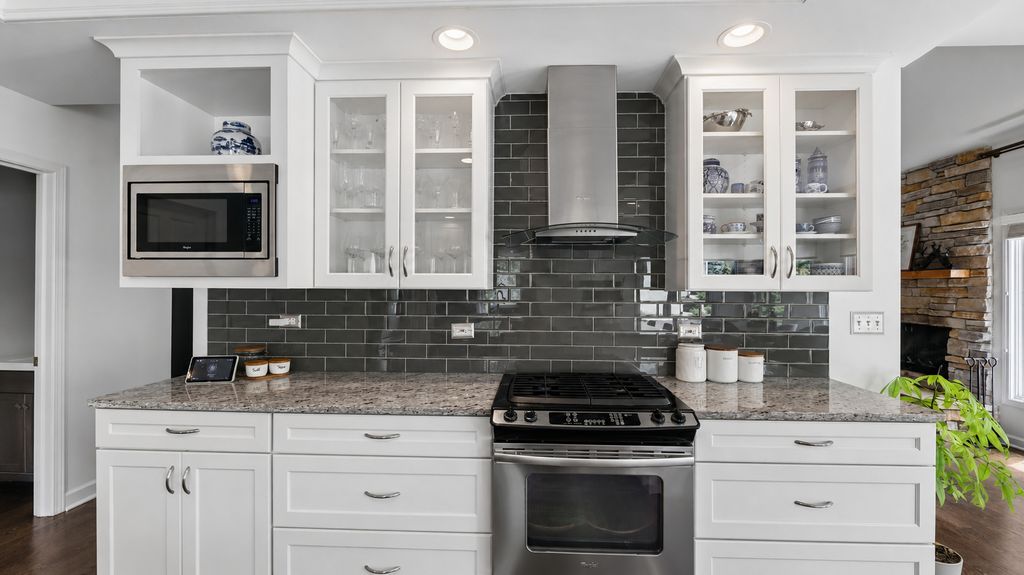 Image 16 of property listing at 2115 Stonington Court, Naperville, IL 60564
