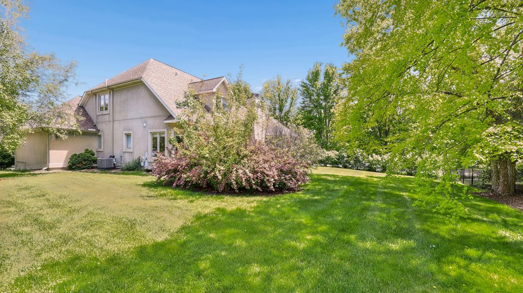 Image 3 of property listing at 2115 Stonington Court, Naperville, IL 60564
