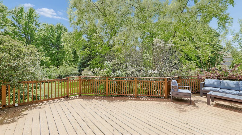 Image 5 of property listing at 2115 Stonington Court, Naperville, IL 60564