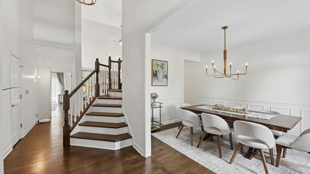Image 8 of property listing at 2115 Stonington Court, Naperville, IL 60564