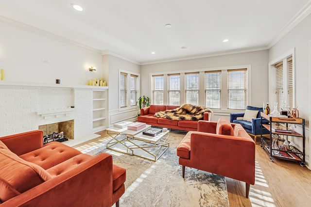 1716 W Beverly Glen Parkway, Chicago, IL 60643