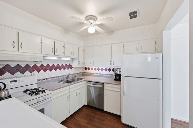 1076 Armstrong Mill Road D, Lexington, KY 40517