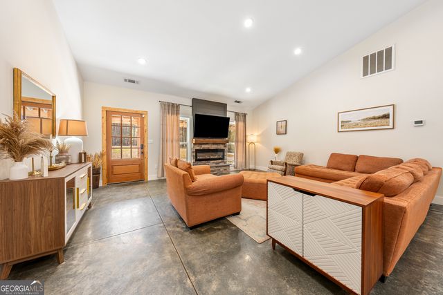 784 Center Of The World Road, Canon, GA 30520