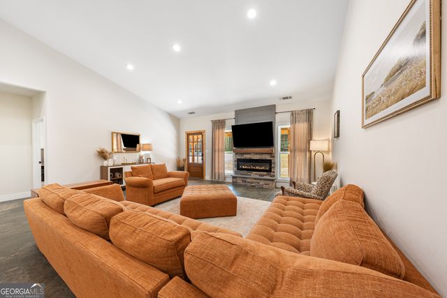 784 Center Of The World Road, Canon, GA 30520