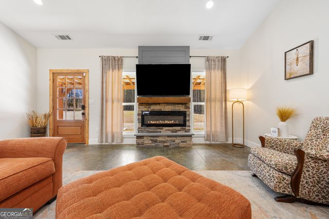 784 Center Of The World Road, Canon, GA 30520