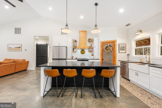 784 Center Of The World Road, Canon, GA 30520