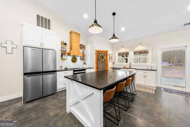 784 Center Of The World Road, Canon, GA 30520