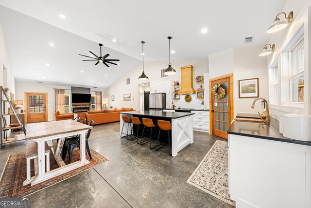 784 Center Of The World Road, Canon, GA 30520