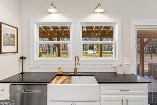 784 Center Of The World Road, Canon, GA 30520